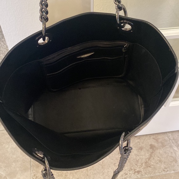 DKNY black patent tote bag with chain shoulder straps - Picture 5 of 10